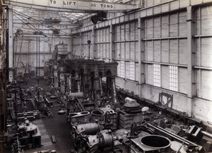Yard no. 647, Baikal. Hoofd motoren voor de ijsbrekende treinveerboot Baikal worden geassembleerd in de montagehal, 1896 door English Photographer
